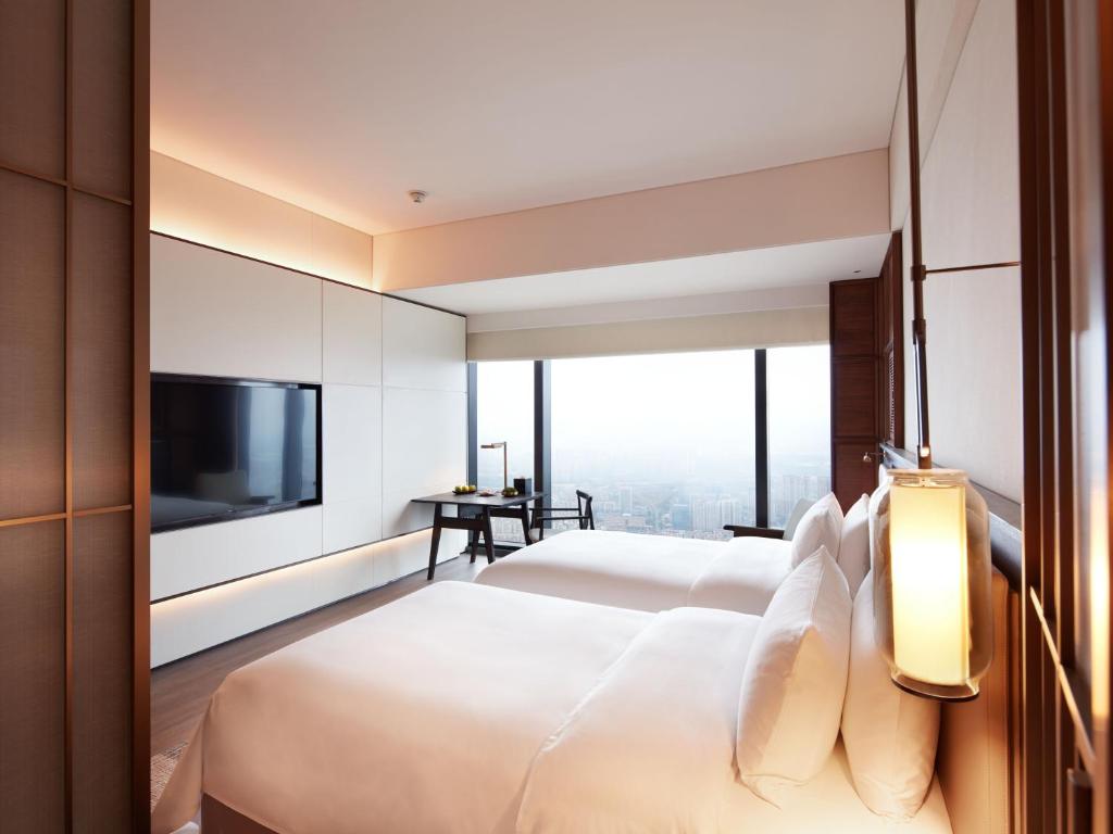 Postel nebo postele na pokoji v ubytování Shangri-La Nanning - The tallest hotel worldwide in Shangri-La Group
