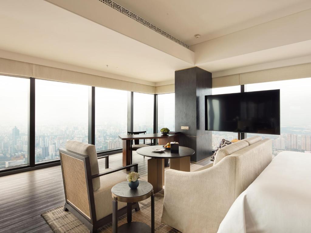 TV a/nebo společenská místnost v ubytování Shangri-La Nanning - The tallest hotel worldwide in Shangri-La Group