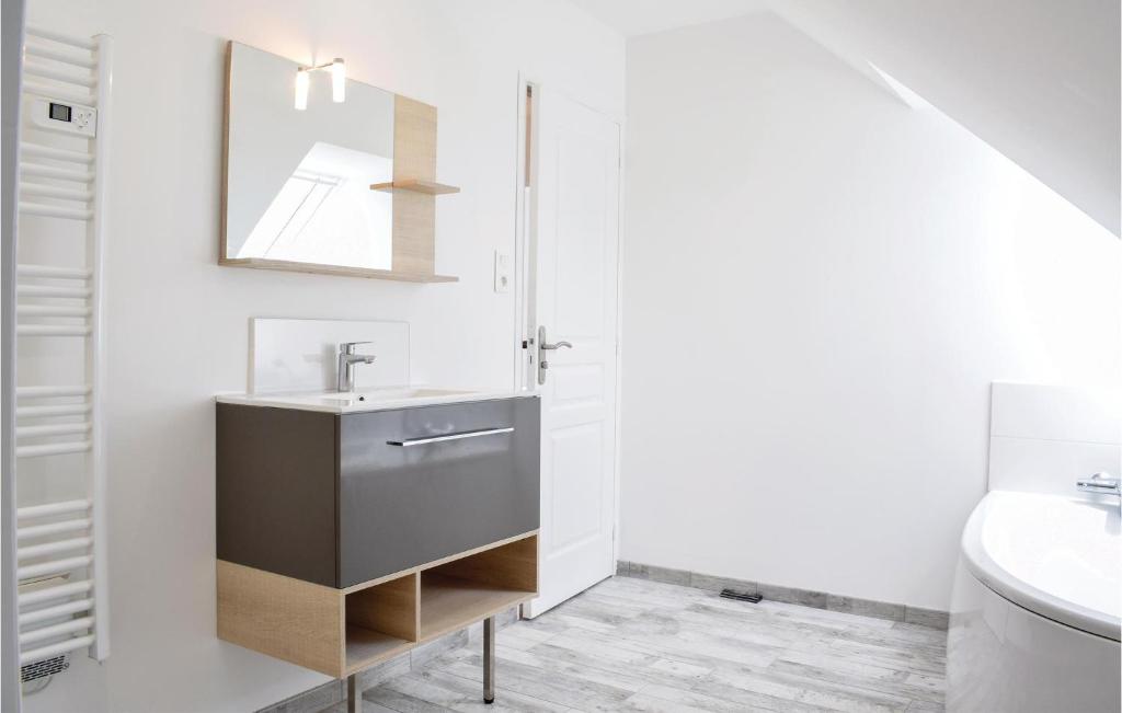 Koupelna v ubytov&aacute;n&iacute; Amazing Home In Saint-germain-sur-ay With Wifi