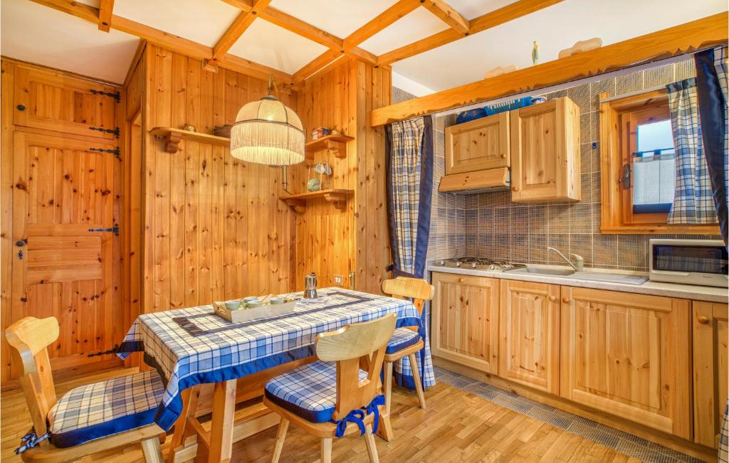 Kuchnia lub aneks kuchenny w obiekcie Cozy Apartment In Ayas With Kitchenette