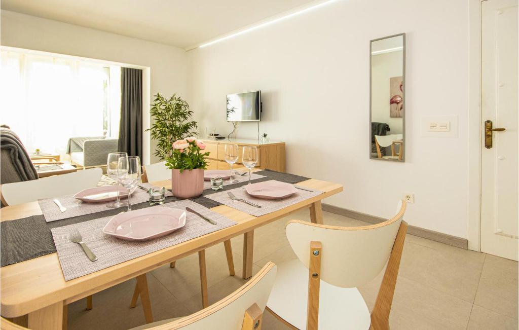 Fotografie z fotogalerie ubytování Stunning Apartment In Riviera Del Sol v destinaci Sitio de Calahonda
