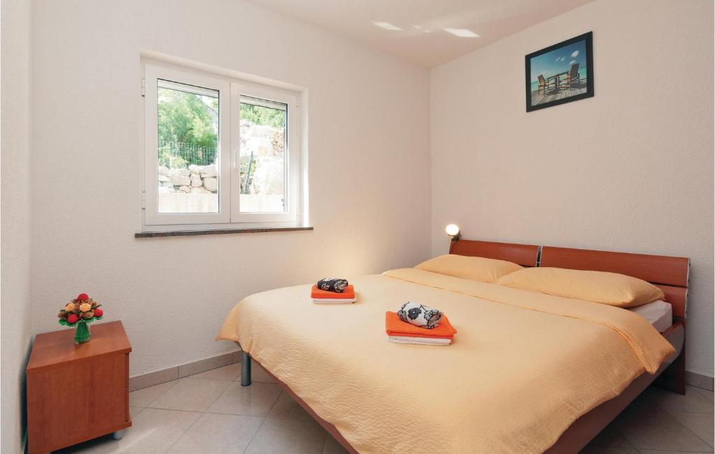 Postel nebo postele na pokoji v ubytování Amazing Apartment In Cesarica