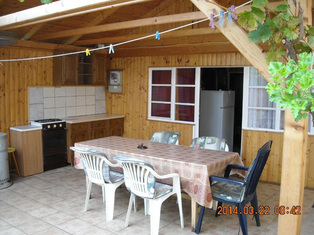 豪伊杜索博斯洛的住宿－德米特度假屋，厨房配有桌椅