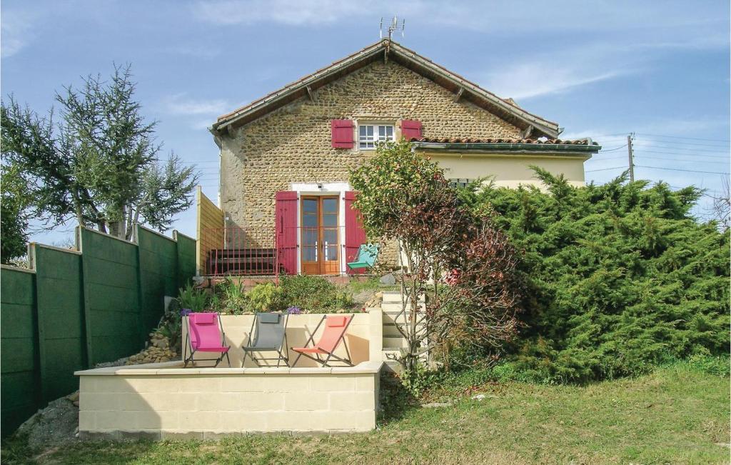 Lahitte-Toupièreにある3 Bedroom Nice Home In Lahitte Toupiéreの柵の前に椅子が2脚ある家