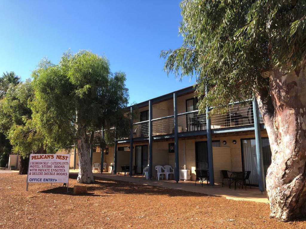 een gebouw met een bord ervoor bij Pelican's Nest in Kalbarri