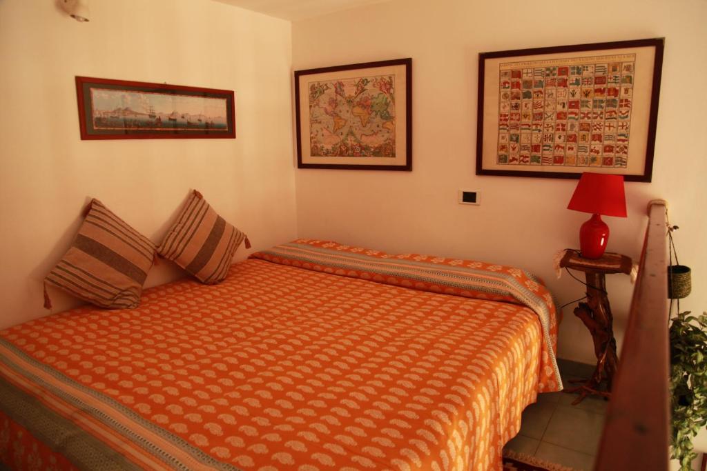 - une chambre avec un lit et une couette en orange dans l'établissement Bed and Breakfast Latomare, à Naples