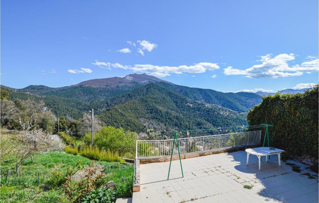 eine Bank auf einem Balkon mit Bergblick in der Unterkunft Nice Home In Morosaglia With Kitchen in Morosaglia