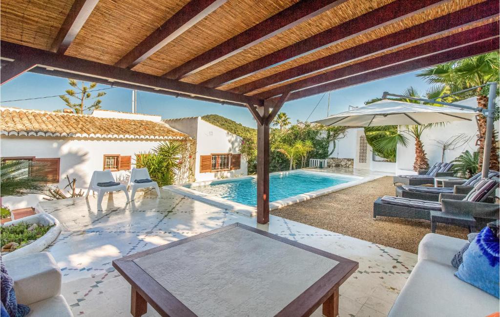 Bazén v ubytovaní 3 Bedroom Pet Friendly Home In Trencall alebo v jeho blízkosti