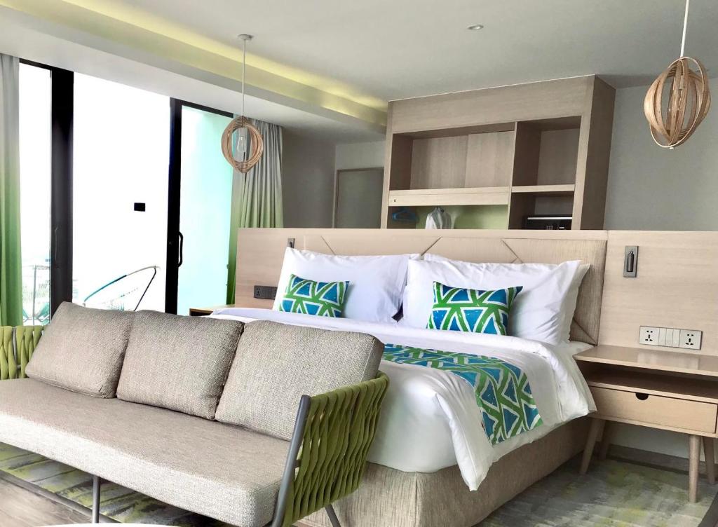 Postel nebo postele na pokoji v ubytování Lime Resort Manila