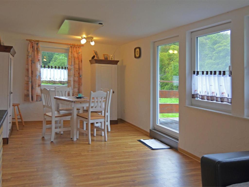 cocina y comedor con mesa y sillas en Spacious holiday home in Sauerland with terrace, en Glashütte