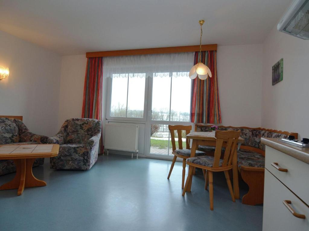 ein Wohnzimmer mit einem Sofa, einem Tisch und Stühlen in der Unterkunft Apartment in Rotthalm nster with Terrace Garden Parking BBQ in Rotthalmünster