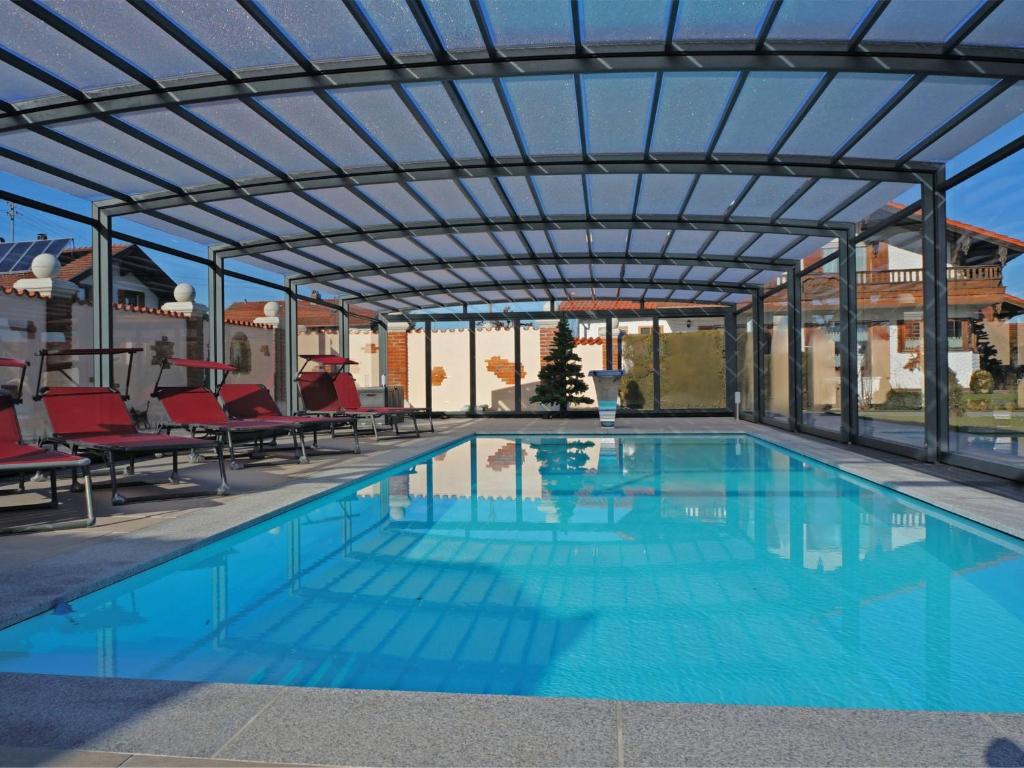 - une piscine avec une pergola dans l'établissement A very spacious 4 person holiday home near the Chiemsee, à Übersee
