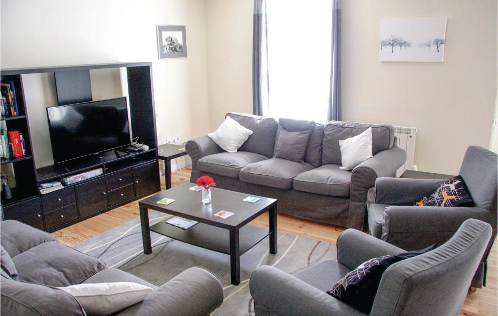 TV a/nebo společenská místnost v ubytování Nice Home In Caurel With Wifi