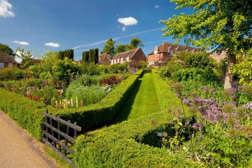 un jardín frente a una casa en Leeds Castle Holiday Cottages, en Maidstone