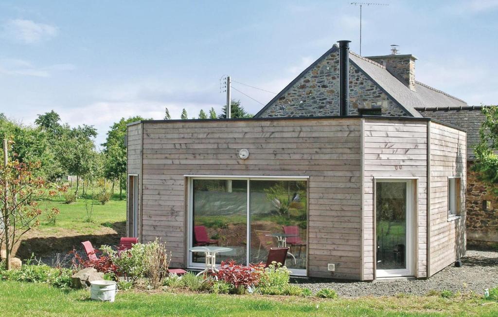 een tiny house met een groot raam in een tuin bij Gorgeous Home In Plouha With Kitchenette in Plouha