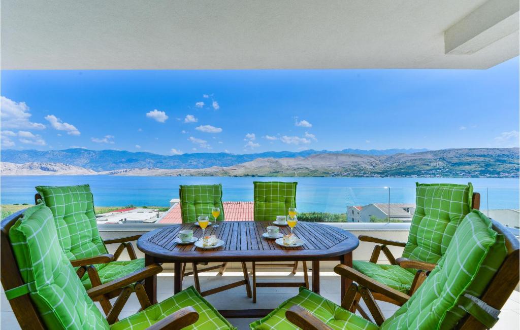 un tavolo e sedie su un balcone con vista sull'oceano di 2 Bedroom Beautiful Apartment In Pag a Pag