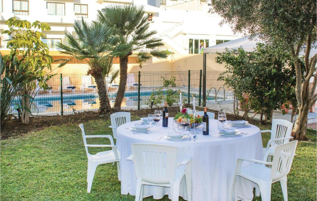 Bazén v ubytovaní Gorgeous Home In Benalmádena With Wifi alebo v jeho blízkosti
