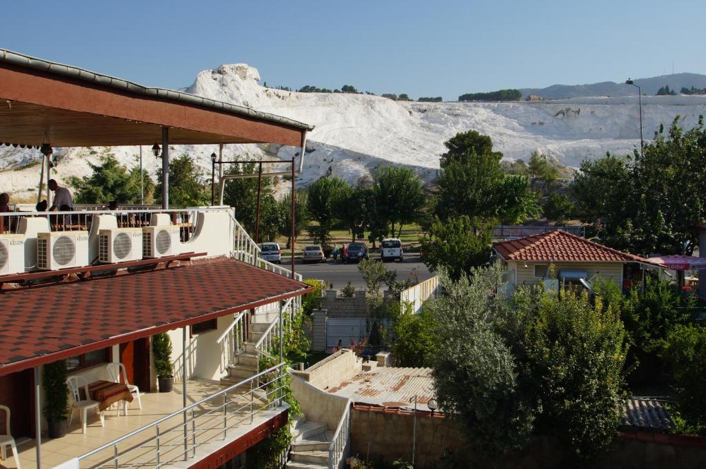 Nespecifikovaný výhled na hory nebo výhled na hory při pohledu z hotelu