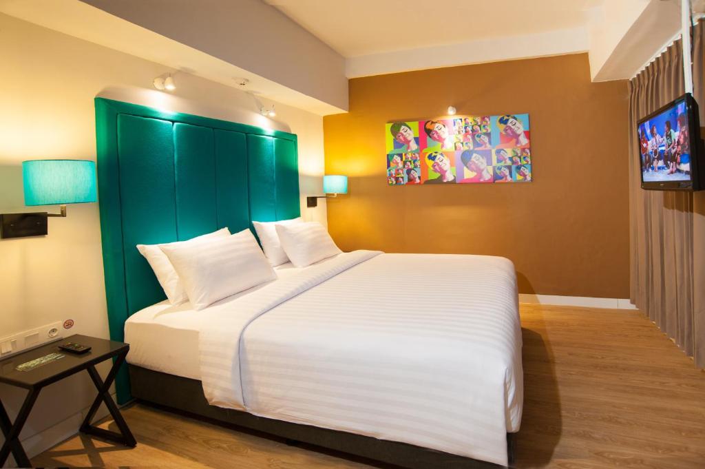 Postel nebo postele na pokoji v ubytování Idoop Hotel by Prasanthi