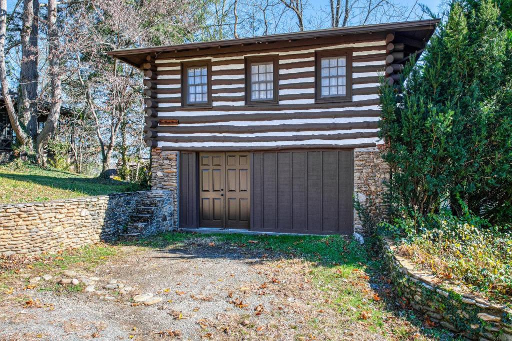 uma pequena cabana com uma porta castanha num quintal em Mountain Peace II em Lake Junaluska