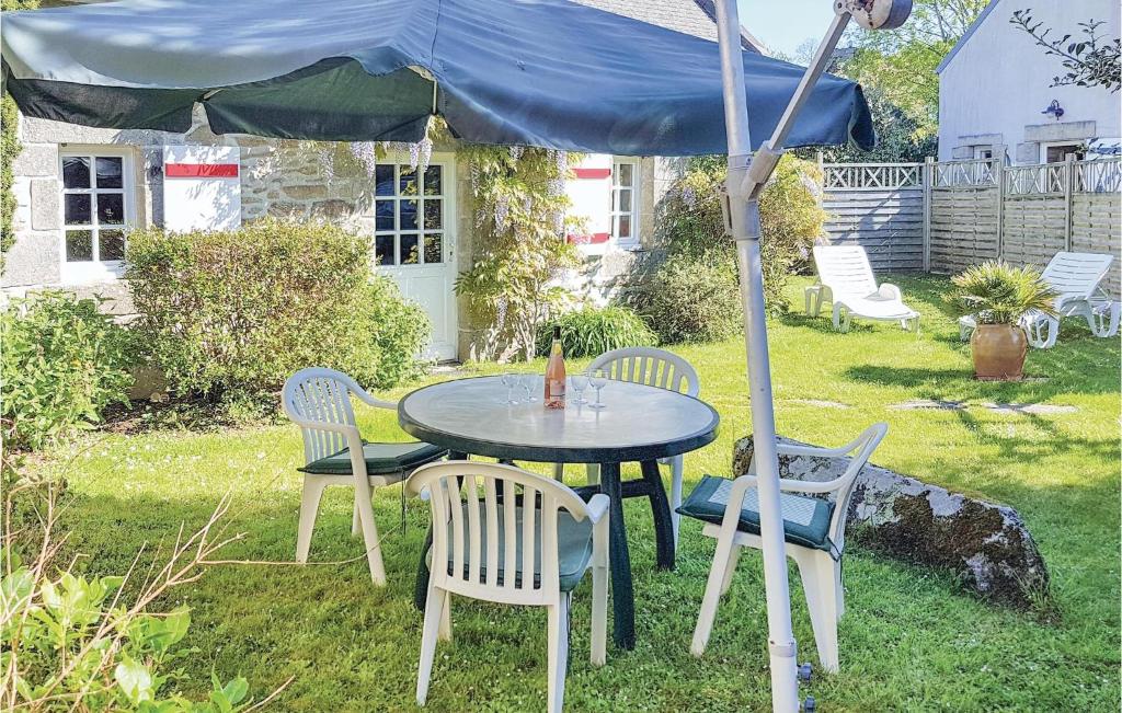 ドゥアルヌネにあるPet Friendly Home In Douarnenez With Kitchenの庭の傘下のテーブルと椅子