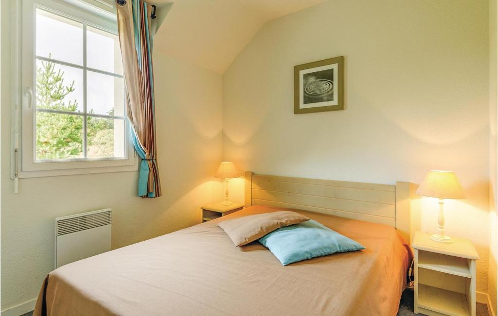 a bedroom with a bed and a window at Le Hameau De Peemor Pen in Morgat