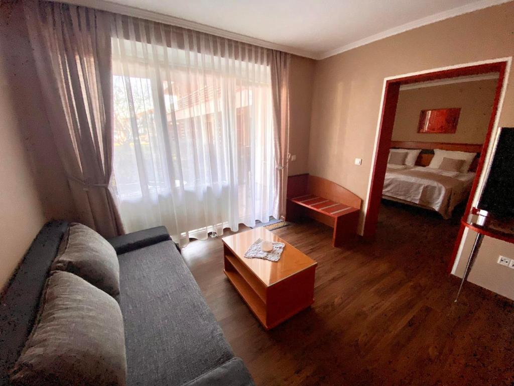 Udoben apartma v Moravskih Toplicah - Terme Vivat في مورفسكه تيبليتسه: غرفة معيشة مع أريكة ومرآة