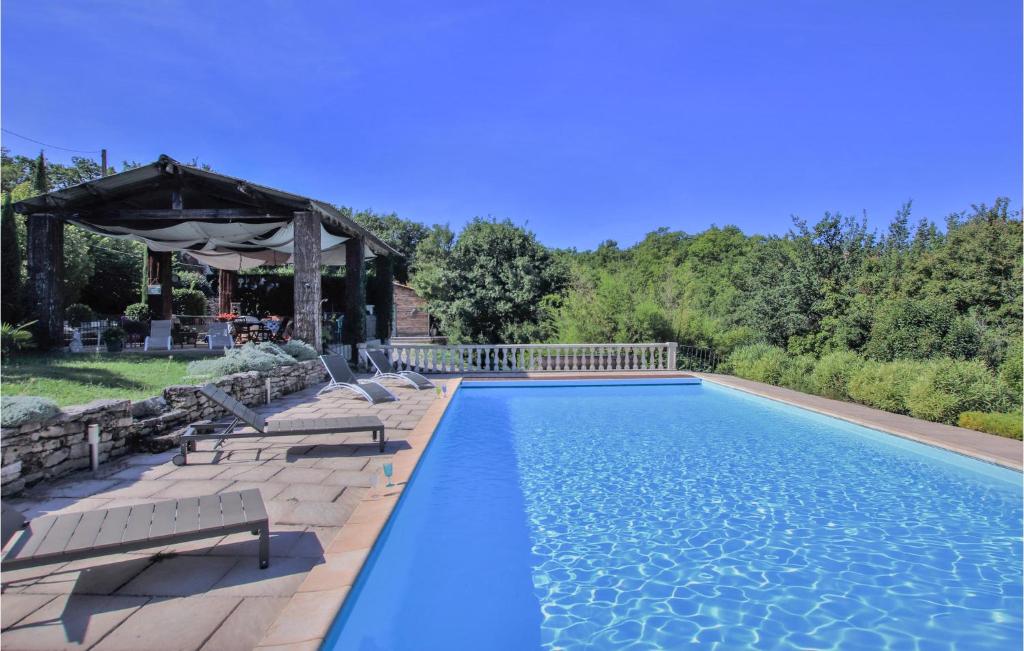einen Pool mit Stühlen und einem Pavillon in der Unterkunft Lovely Home In Saignon With Private Swimming Pool, Can Be Inside Or Outside in Saignon