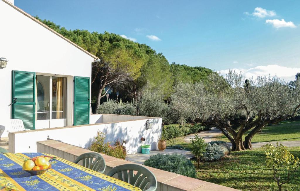トゥーロンにあるAmazing Home In Toulon With 3 Bedrooms, Private Swimming Pool And Outdoor Swimming Poolのパティオ(テーブル、椅子付)