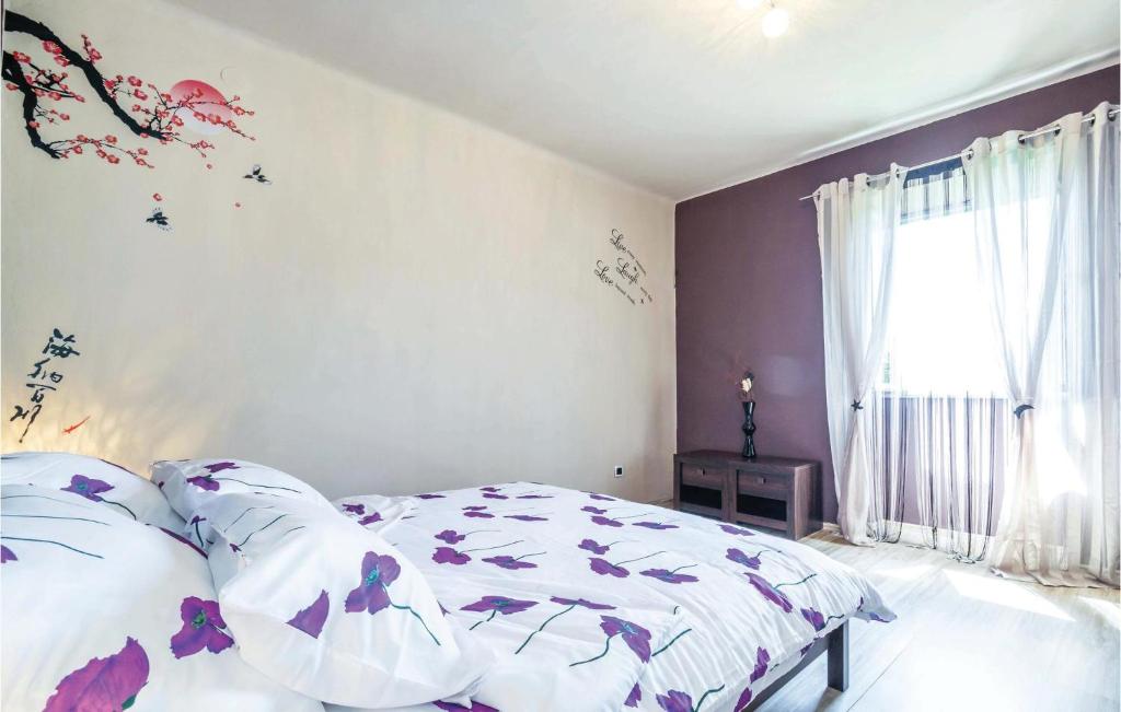 Poste&#x13E; alebo postele v izbe v ubytovan&iacute; Awesome Apartment In Lovran With House Sea View