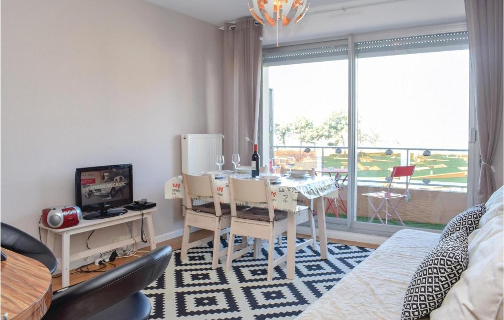 Amazing Apartment In Grandcamp Maisy - Appartement D'une Chambre
