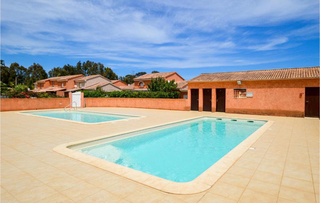 una piscina in mezzo a un cortile di 3 Bedroom Awesome Home In Cervione a Prunete