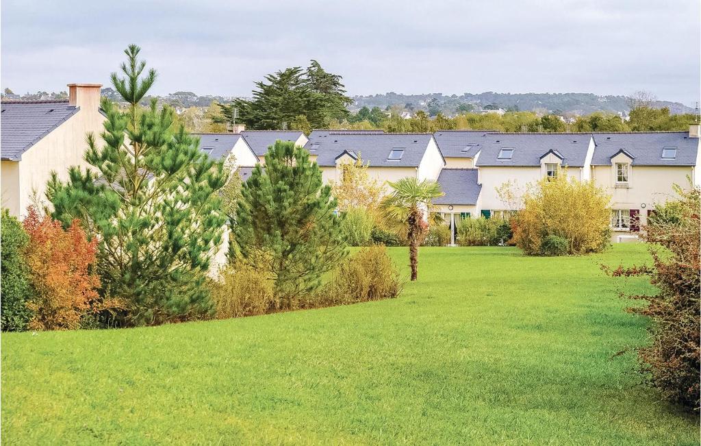 une rangée de maisons avec des arbres dans une cour dans l'établissement Le Hameau De Peemor Pen, à Morgat