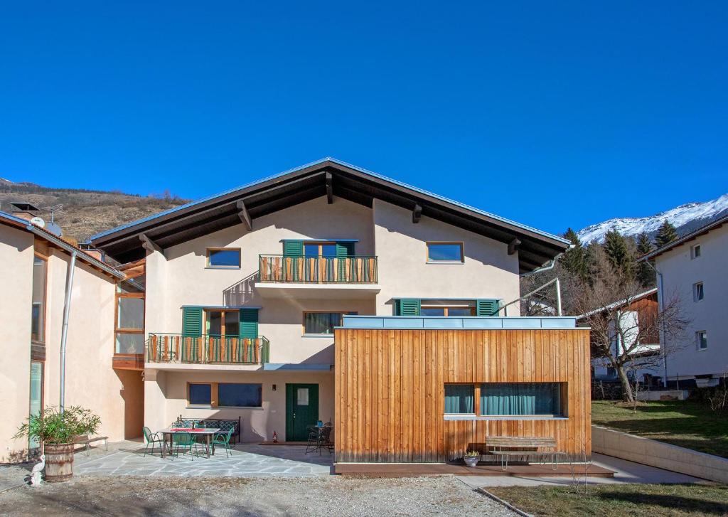 ズルデルノにあるHaus18の木造の外観の家(パティオ付)