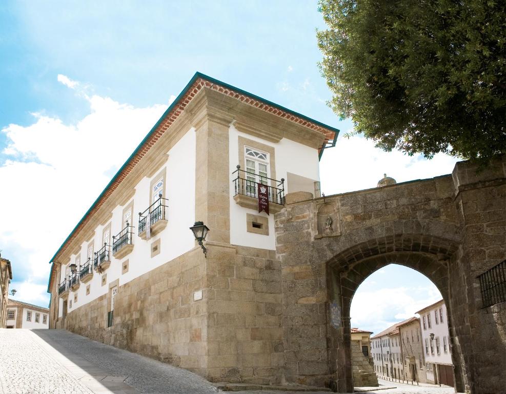 an entrance to a building with an archway at Montebelo Palácio dos Melos Viseu Historic Hotel in Viseu