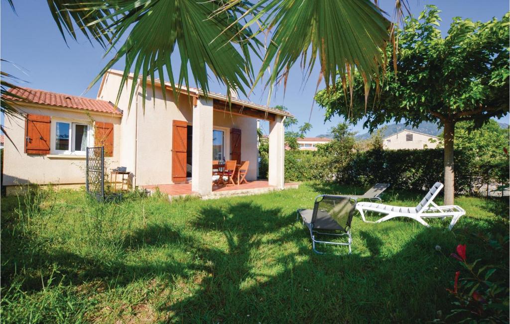 PruneteにあるCozy Home In Prunete With Outdoor Swimming Poolの芝生の椅子2脚と家のある庭