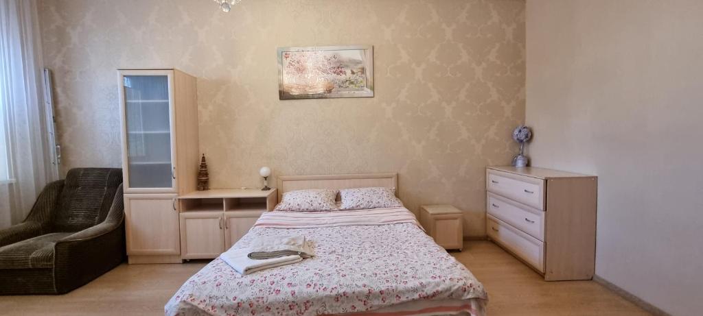 A bed or beds in a room at Apartment on Pecherskom 18