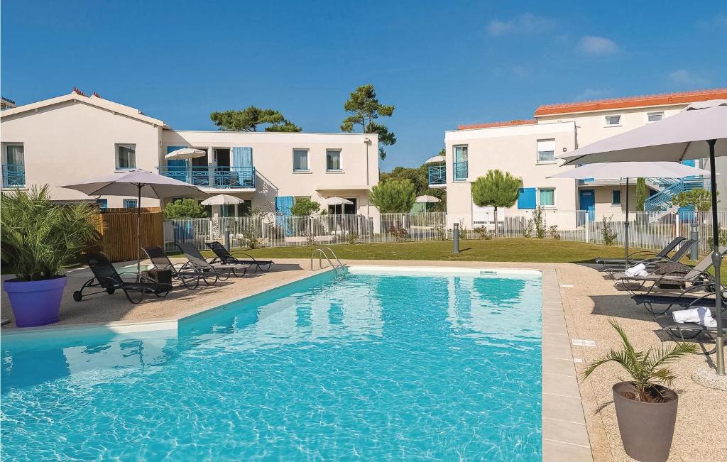 een zwembad voor een huis bij Les Carrelets in Saint-Palais-sur-Mer