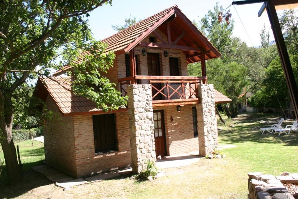 un pequeño edificio de ladrillo con techo de madera en El Rincón del Molle en Merlo