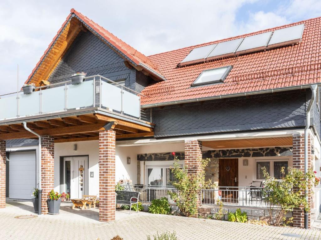 ein Haus mit einer Sonnenterrasse und einem Balkon in der Unterkunft Luxury Apartment in Schleusingen Thuringia near Lake in Schleusingen
