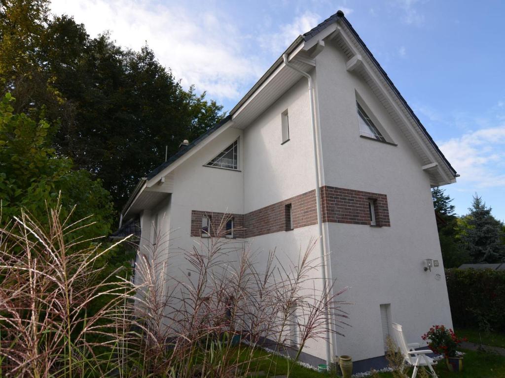 a white house with a gambrel roof at Luxurious Apartment in Sch now with Sauna in Bernau bei Berlin