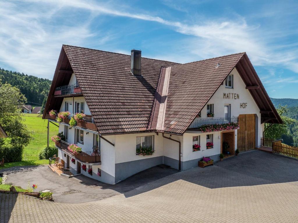 ein großes Haus mit braunem Dach in der Unterkunft Apartment in a quiet location with balcony in Herrischried