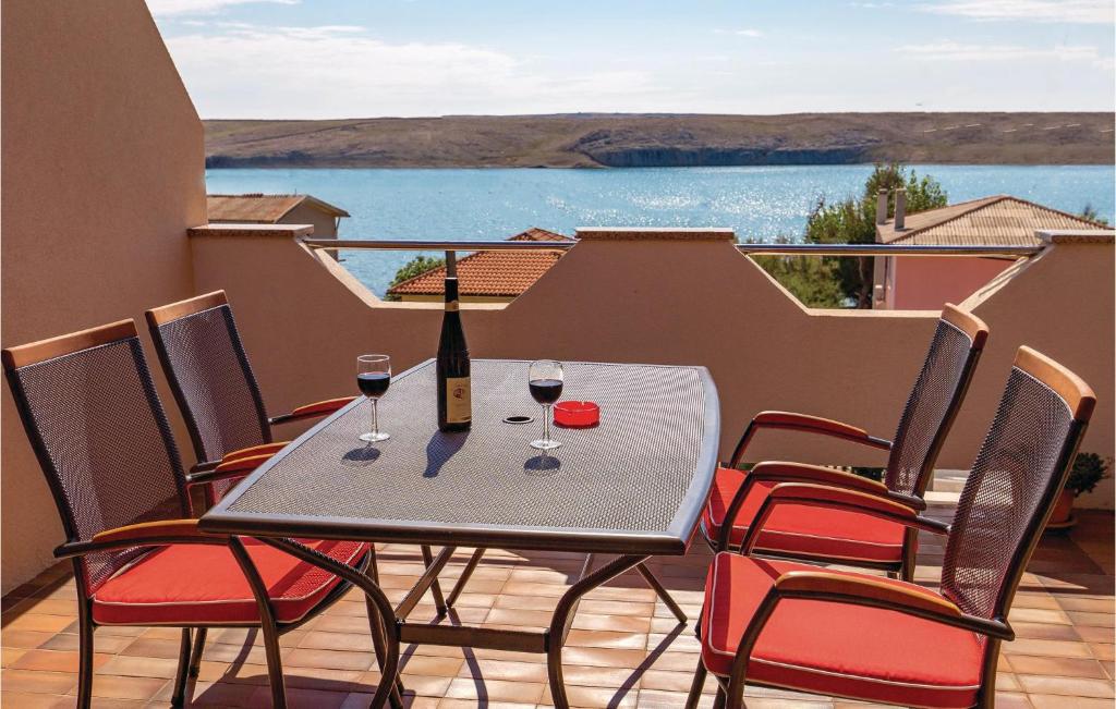 einen Tisch mit zwei Gläsern Wein auf dem Balkon in der Unterkunft Gorgeous Apartment In Dinjiska With House Sea View in Dinjiška