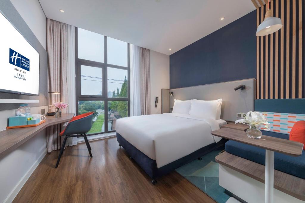Postel nebo postele na pokoji v ubytování Holiday Inn Express Shanghai Gubei by IHG