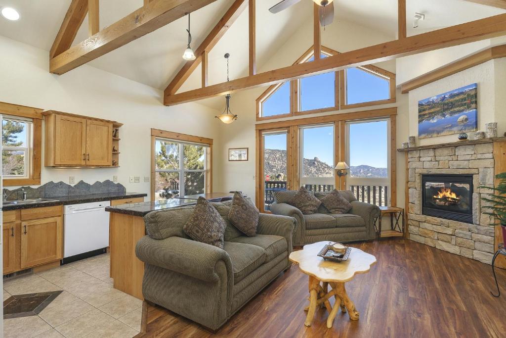 kuchnia i salon z kanapami i kominkiem w obiekcie Jackstraw Mountain 32 Condo w mieście Estes Park