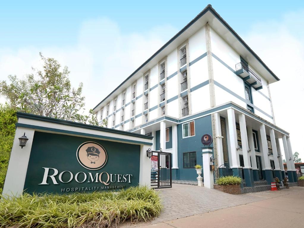 un edificio con una señal delante de él en RoomQuest Rojana Industrial Estate area en Ban Nong Phai