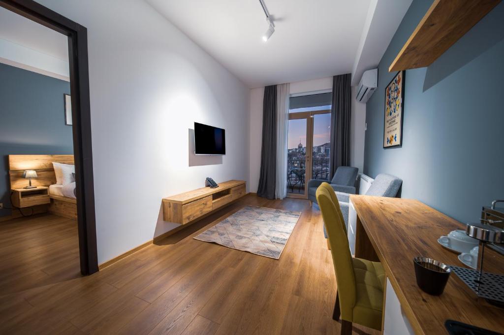 TV a/nebo společenská místnost v ubytování Reed Hotel Tbilisi