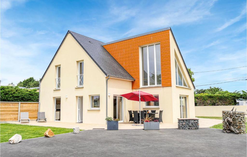 a house with a red umbrella in front of it at Gorgeous Home In Stgermainay-Plage in Saint-Germain-sur-Ay