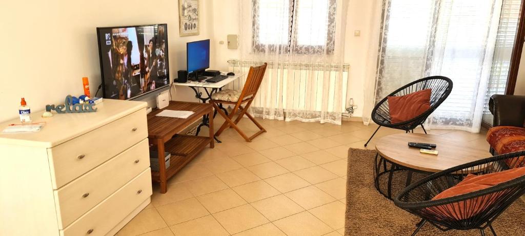 Televízia a/alebo spoločenská miestnosť v ubytovaní Villa Casa Mia