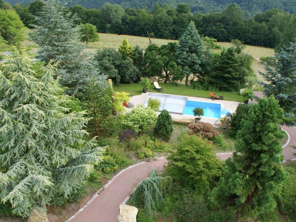 eine Luftansicht auf einen Garten mit einem Pool in der Unterkunft Chic Vacation Home near Forest in Sebnitz Germany in Mittelndorf